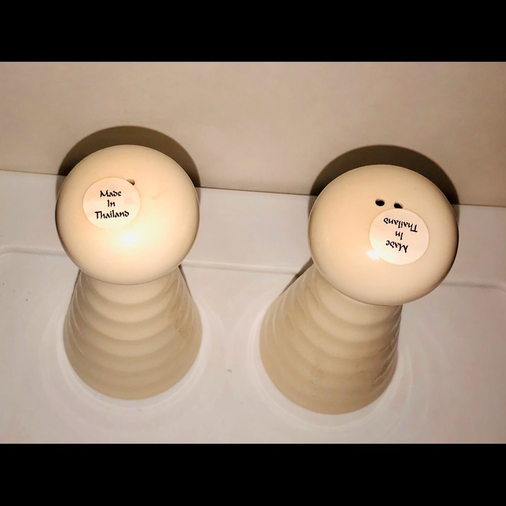 New Salt and Pepper Shakers made in Thailand - Picture 2 of 16